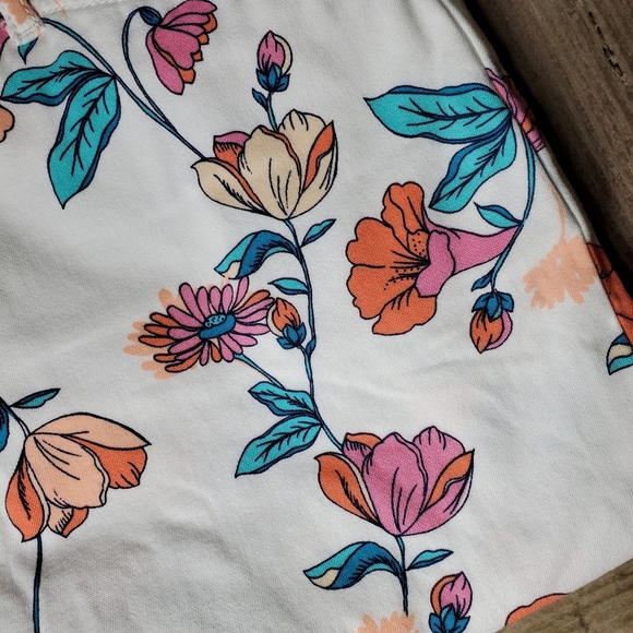 St. John’s Bay Capris Size 12 Petite Secretly Slender Panel White Posie Floral - Picture 16 of 16